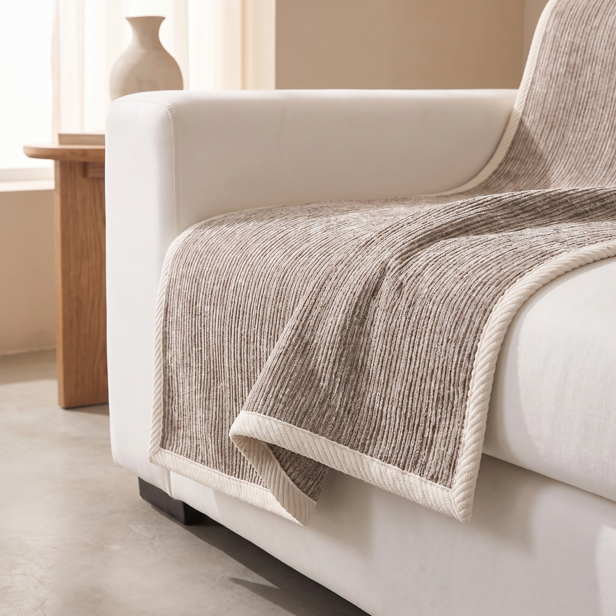 Close view of the ribbed weave and cream bound edge