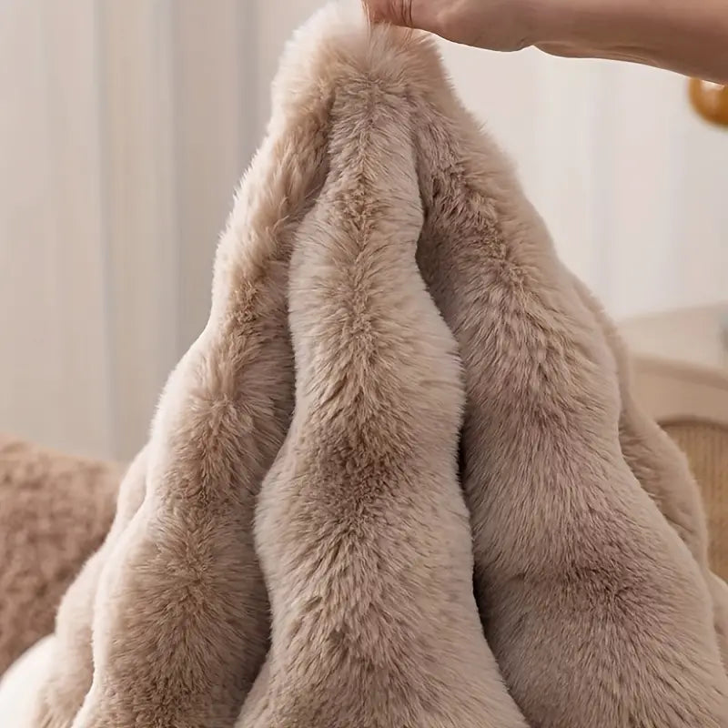Scandinavian Round Faux Fur Rug, 47 in Diameter