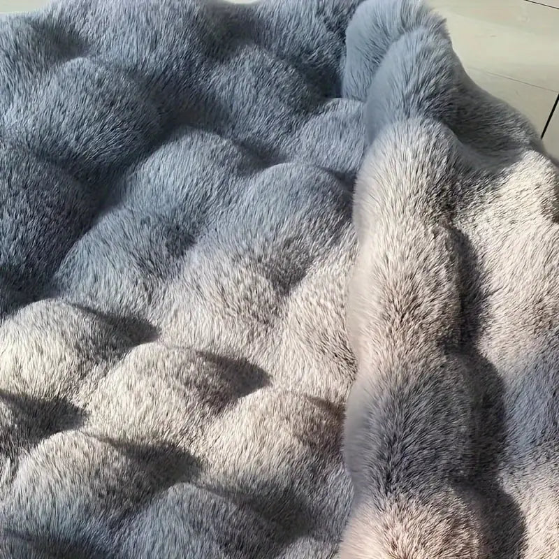 Scandinavian Round Faux Fur Rug, 47 in Diameter