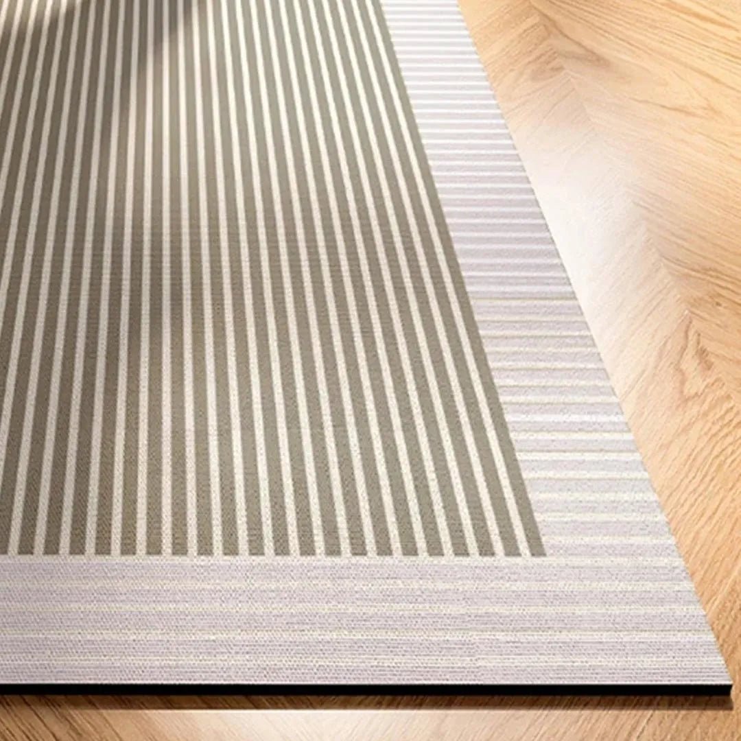 Close view of the stripe design runner and its border