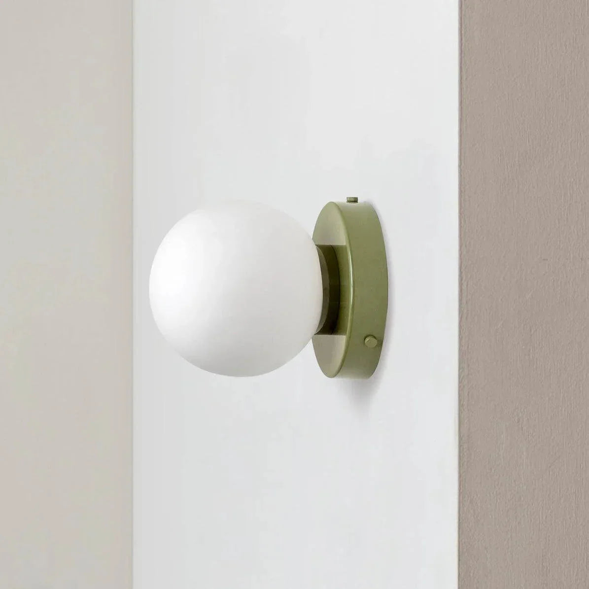 Side view of the Ulla wall sconce in Green showing the plate depth