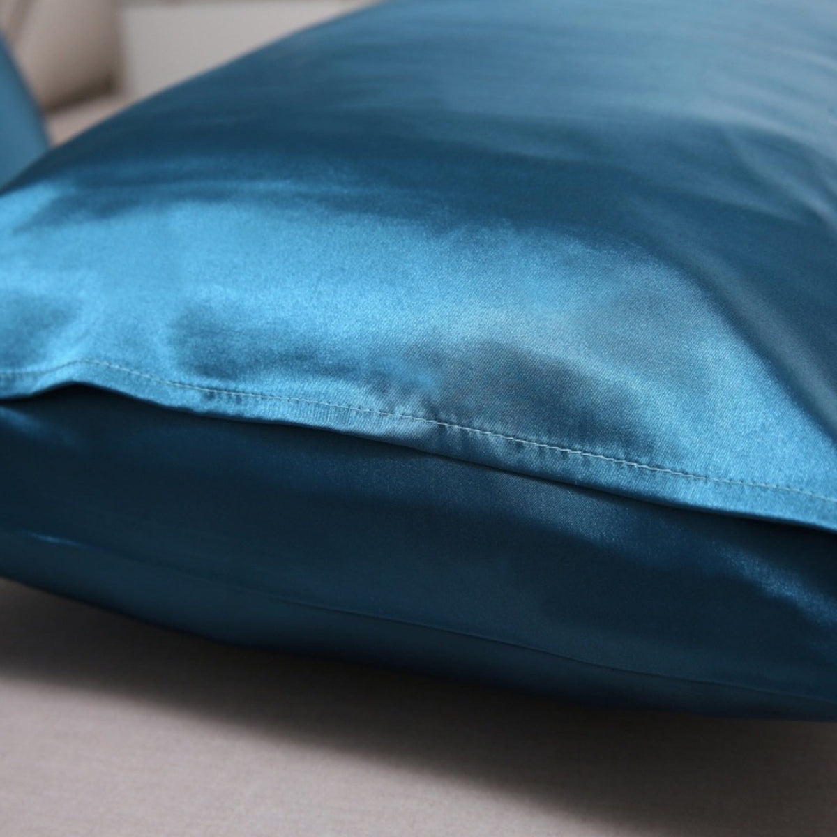 Vilde satin pillowcase in peacock blue, close view of the sheen